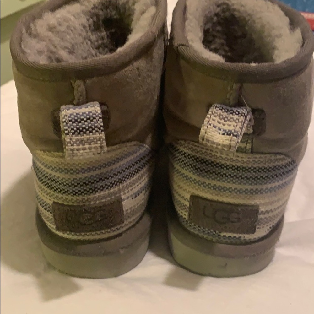 Short gray UGGs - Picture 2 of 3